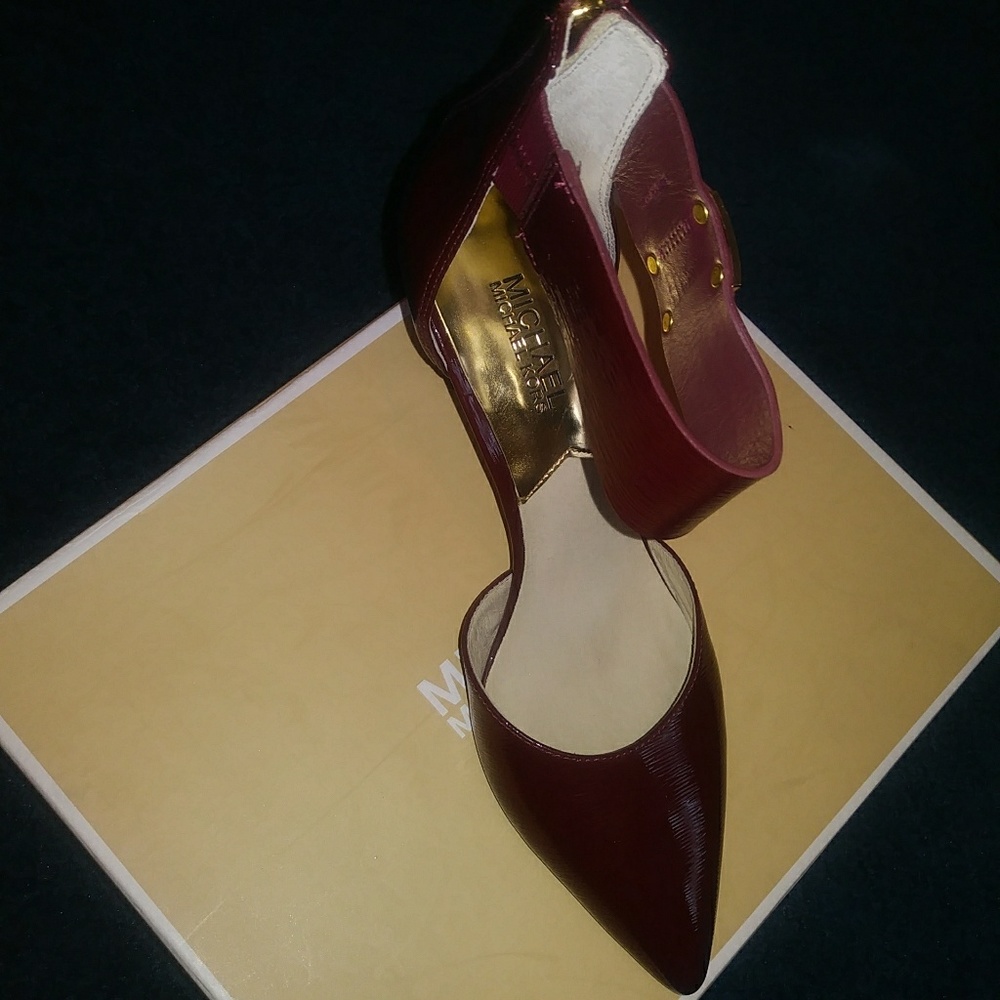 Sold new Michael Kors Plum pumps